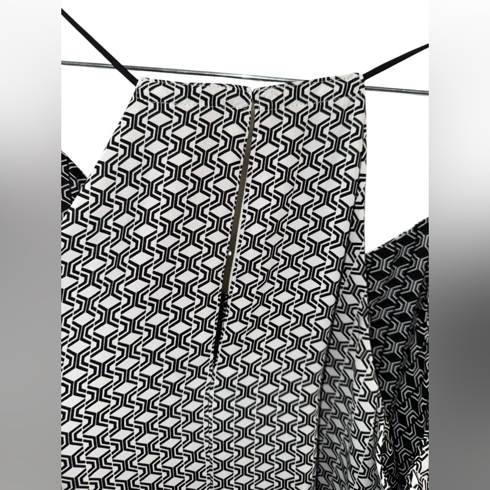 ✨ 5/$30 ✨ Black and White Patterned Reversible Spaghetti Strap Top - Picture 5 of 7